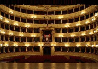 A Como degustazione presso il teatro sociale