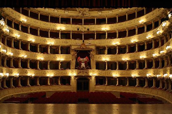 A Como degustazione presso il teatro sociale